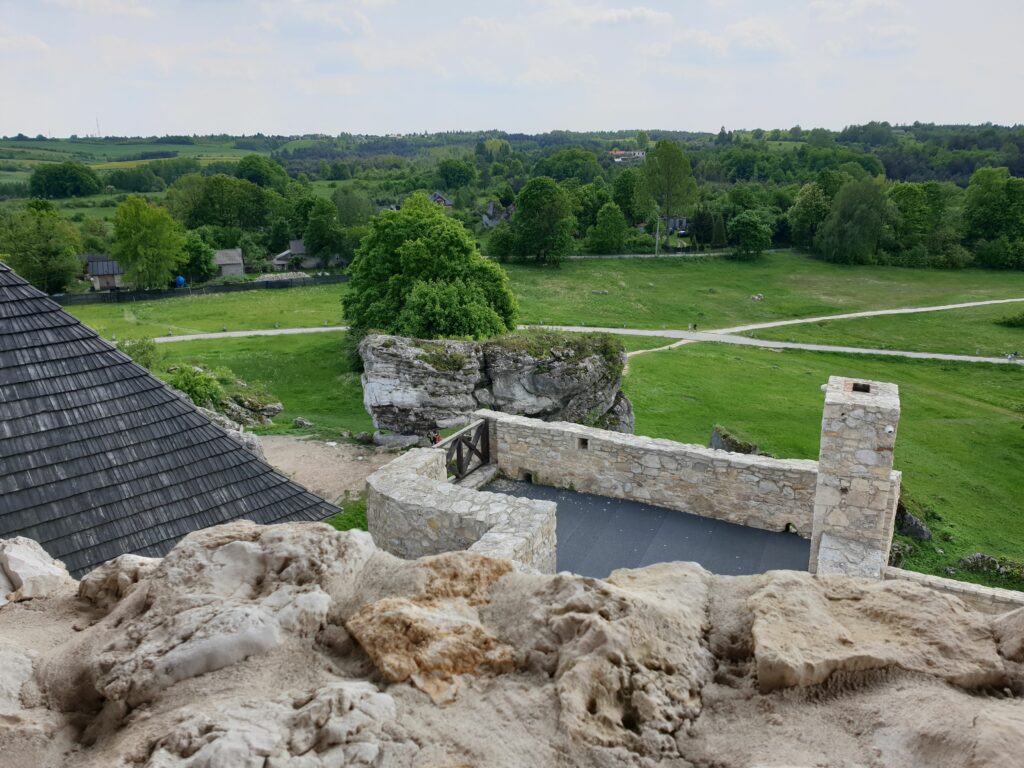 Panorama jurajskich łąk i wzgórz widziana z murów Zamku Bobolice