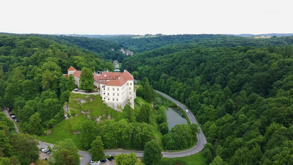 Zamek w Pieskowej Skale z lotu ptaka - biała warownia na skale nad Doliną Prądnika