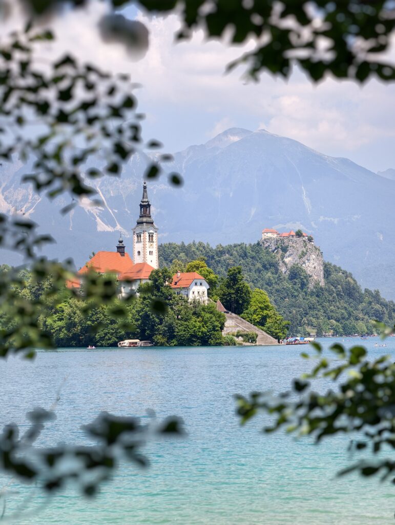 Wyspa Bled z kościołem i zamek Bled na skale w tle, Alpy Julijskie