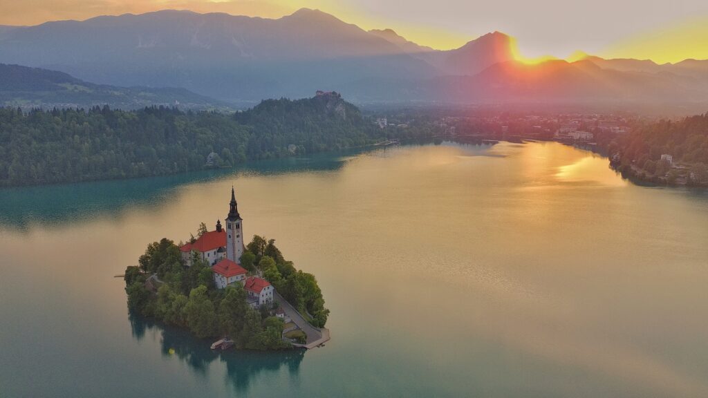 Wyspa Bled i zamek Bled widziane z lotu ptaka o wschodzie słońca