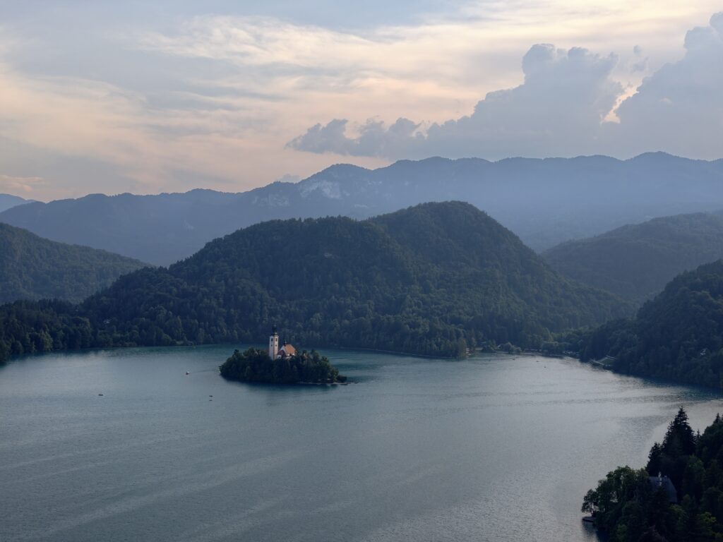 Wyspa Bled o zmierzchu na tle gór Alp Julijskich