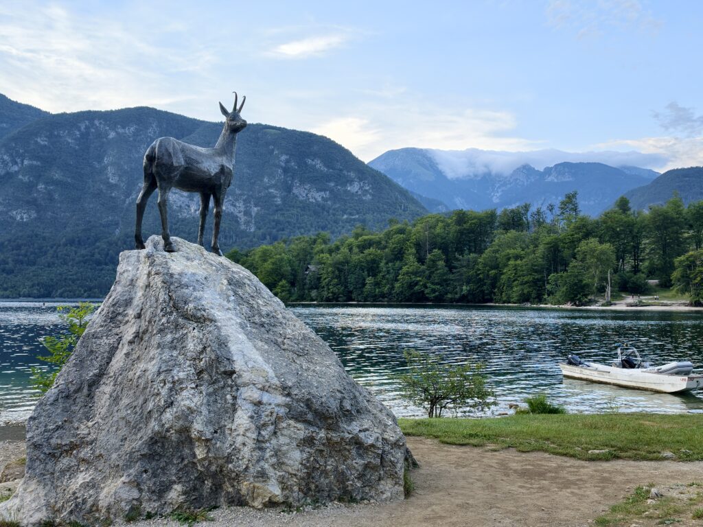 Pomnik koziorożca Zlatorog na skale nad jeziorem Bohinj