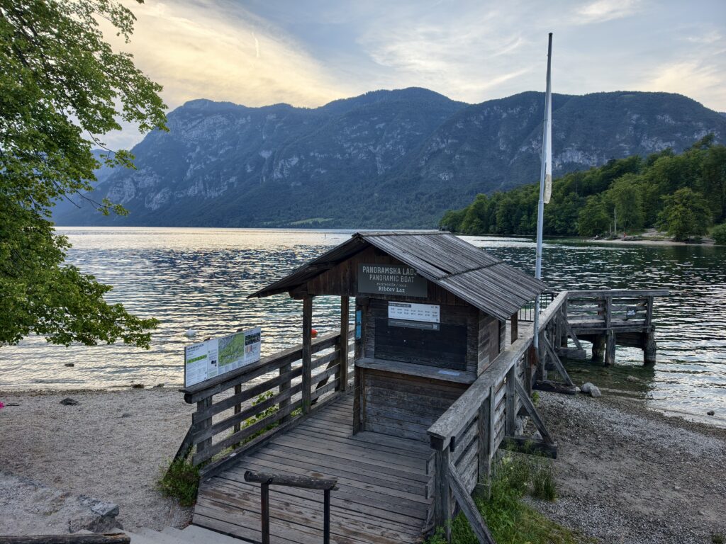 Drewniany przystanek łodzi panoramicznej w Ribčev Laz nad jeziorem Bohinj