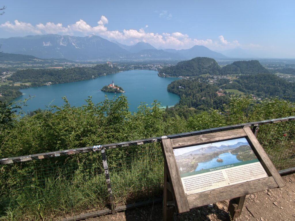 Tabliczka informacyjna Mala Osojnica 685 m z widokiem na jezioro Bled