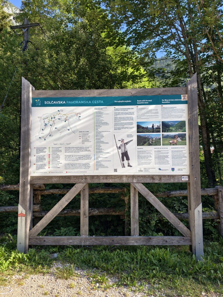 Duża drewniana tablica z mapą i opisem trasy widokowej Solčavska Panoramska Cesta