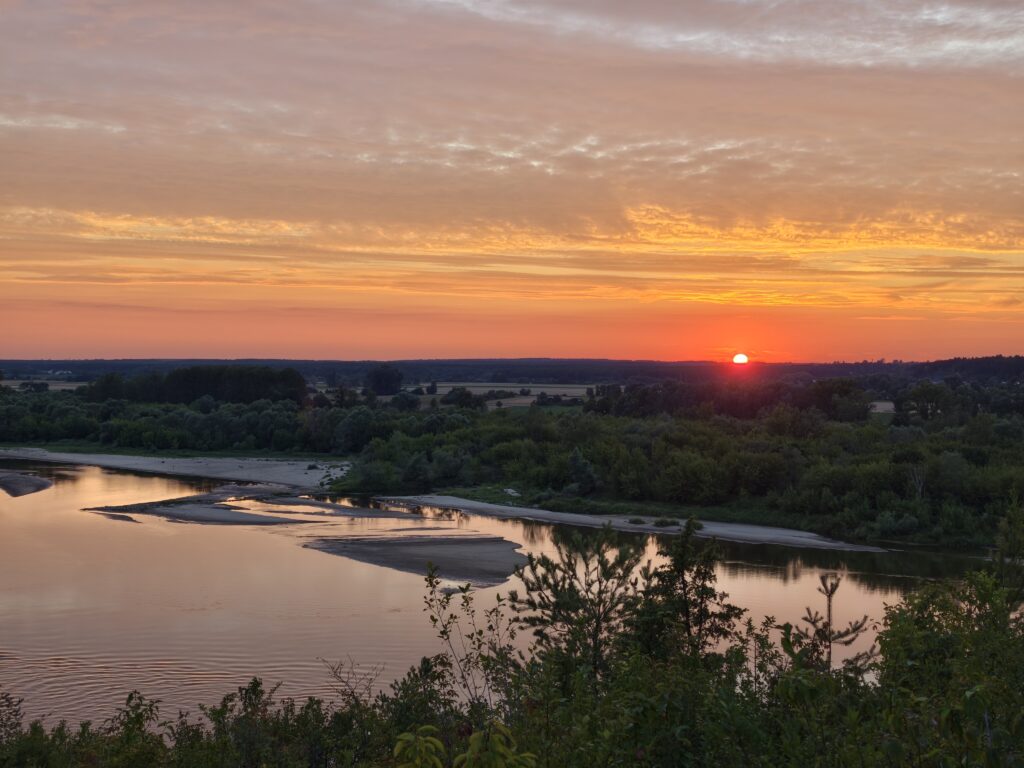 Panorama zachodu słońca nad Wisłą i piaszczystymi łachami w Mięćmierzu