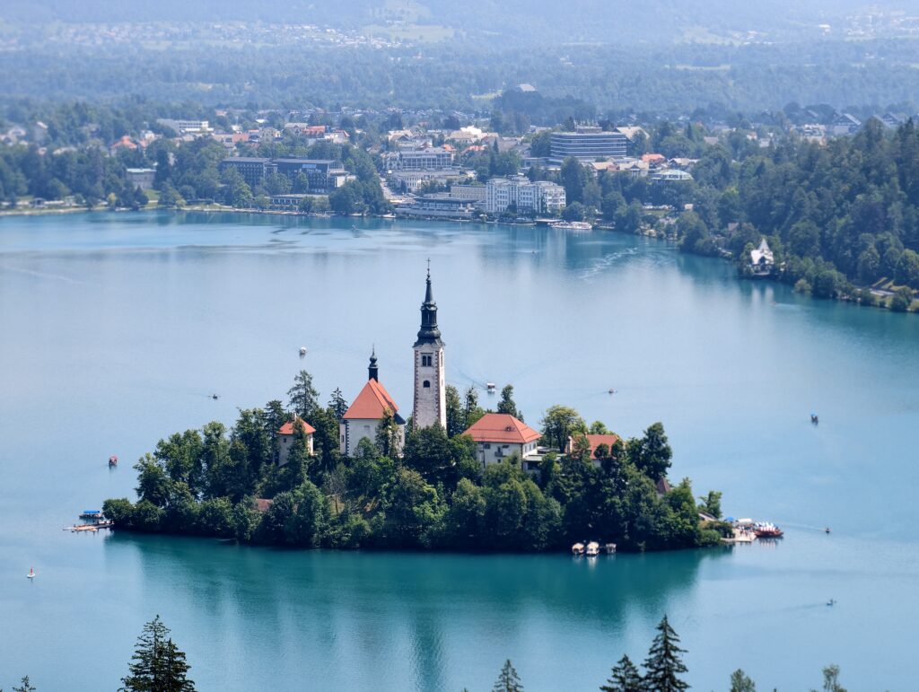 Panorama jeziora Bled z wyspą i zamkiem z punktu widokowego Ojstrica