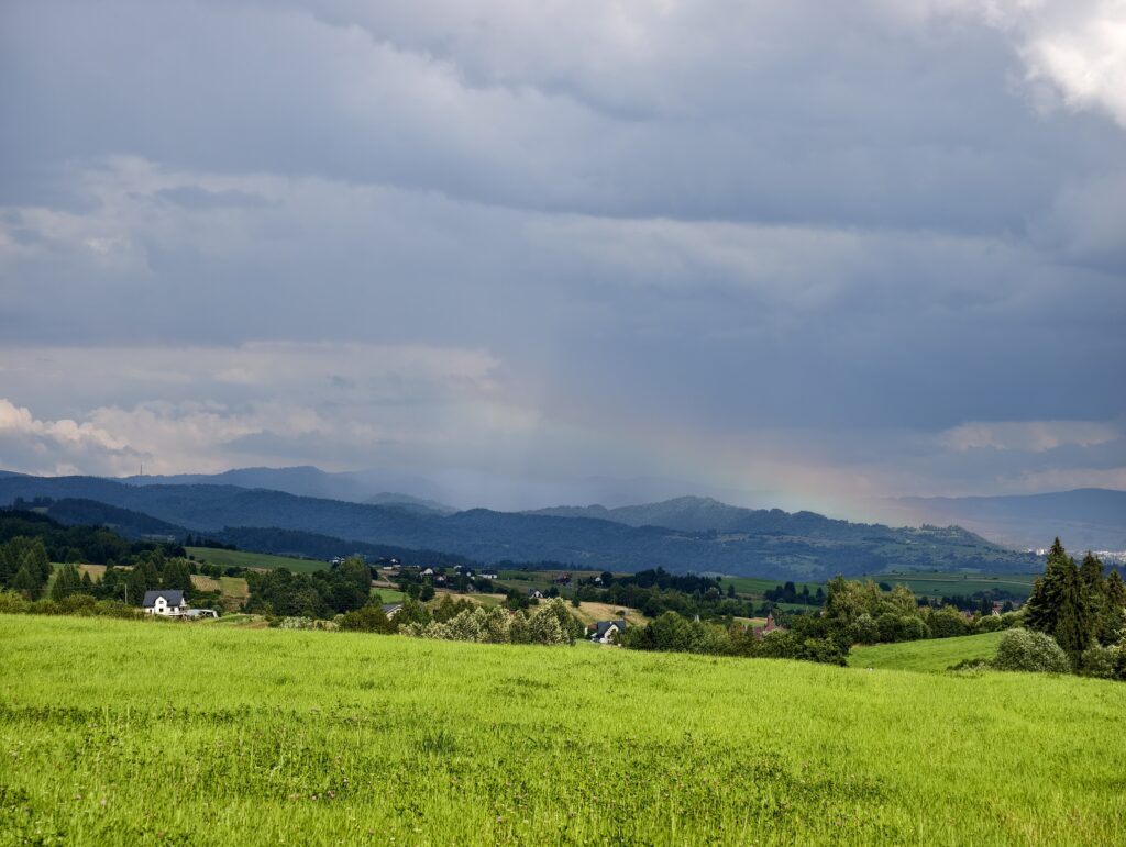 Tęcza nad doliną widziana znad Przełęczy Snozka, punktu startowego szlaku na Lubań