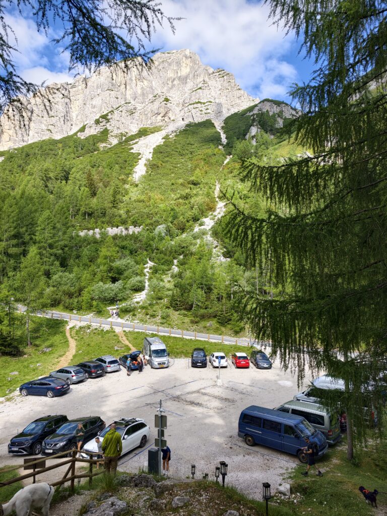 Parking z samochodami i kamperami na szczycie Przełęczy Vršič