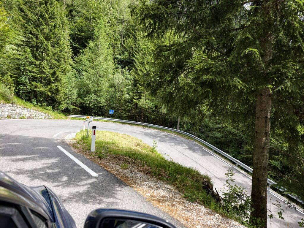Ostry zakręt nr 42 na drodze 206 przez Przełęcz Vršič