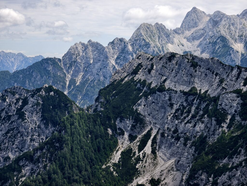 Panorama pasm Alp Julijskich widziana ze szczytu Slemenovej Špicy