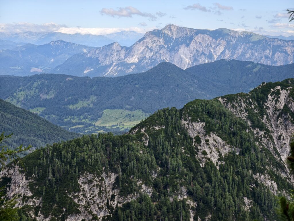 Panorama górskich szczytów widoczna ze szlaku na Slemenovą Špicę