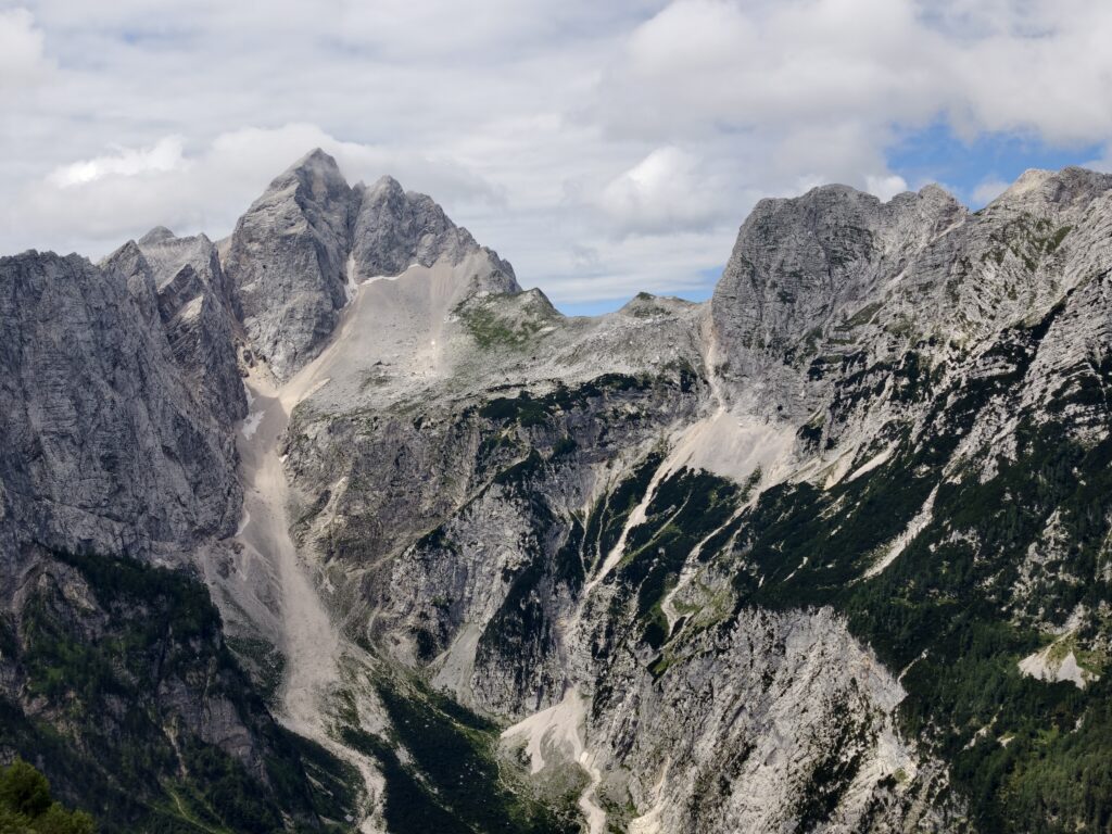 Piramidalny szczyt Jalovca spowity chmurami widziany ze Slemenovej Špicy