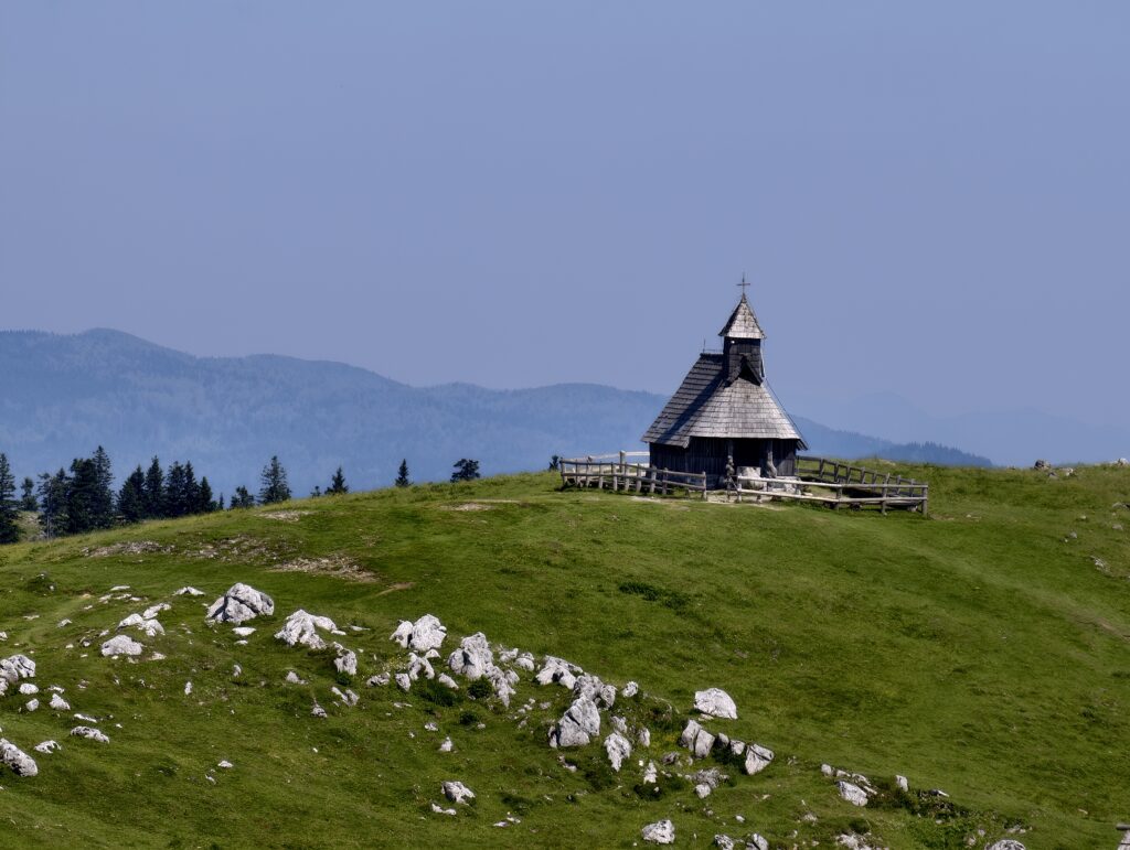 Drewniana kaplica Matki Bożej Śnieżnej na płaskowyżu Velika Planina