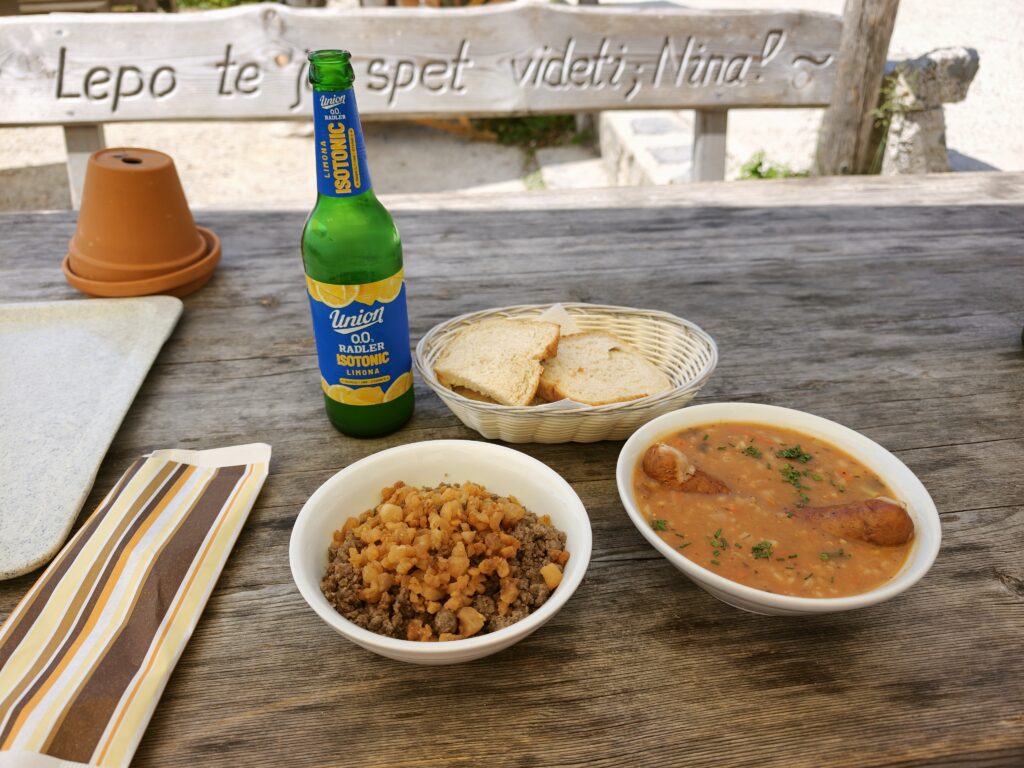 Tradycyjne słoweńskie dania w restauracji na Velika Planina - ričet s klobaso i žganci
