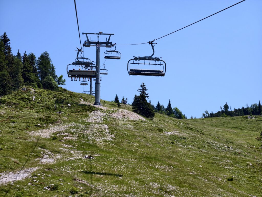 Wyciąg krzesełkowy na Velika Planina na tle błękitnego nieba