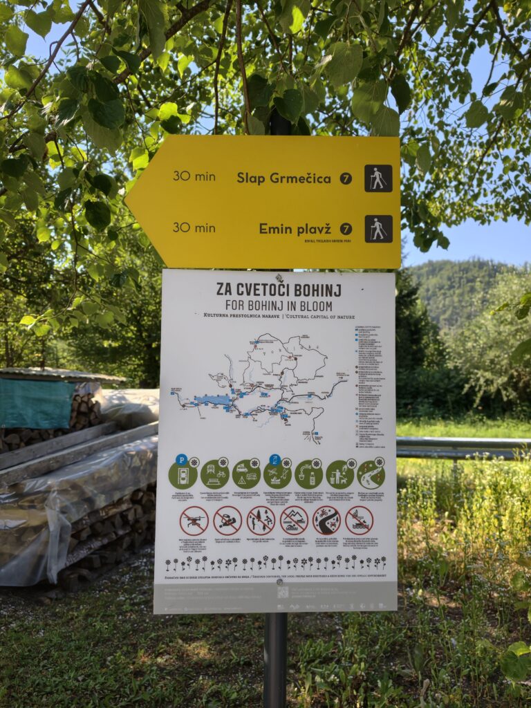Drogowskaz do wodospadu Grmečica i tablica informacyjna doliny Bohinj