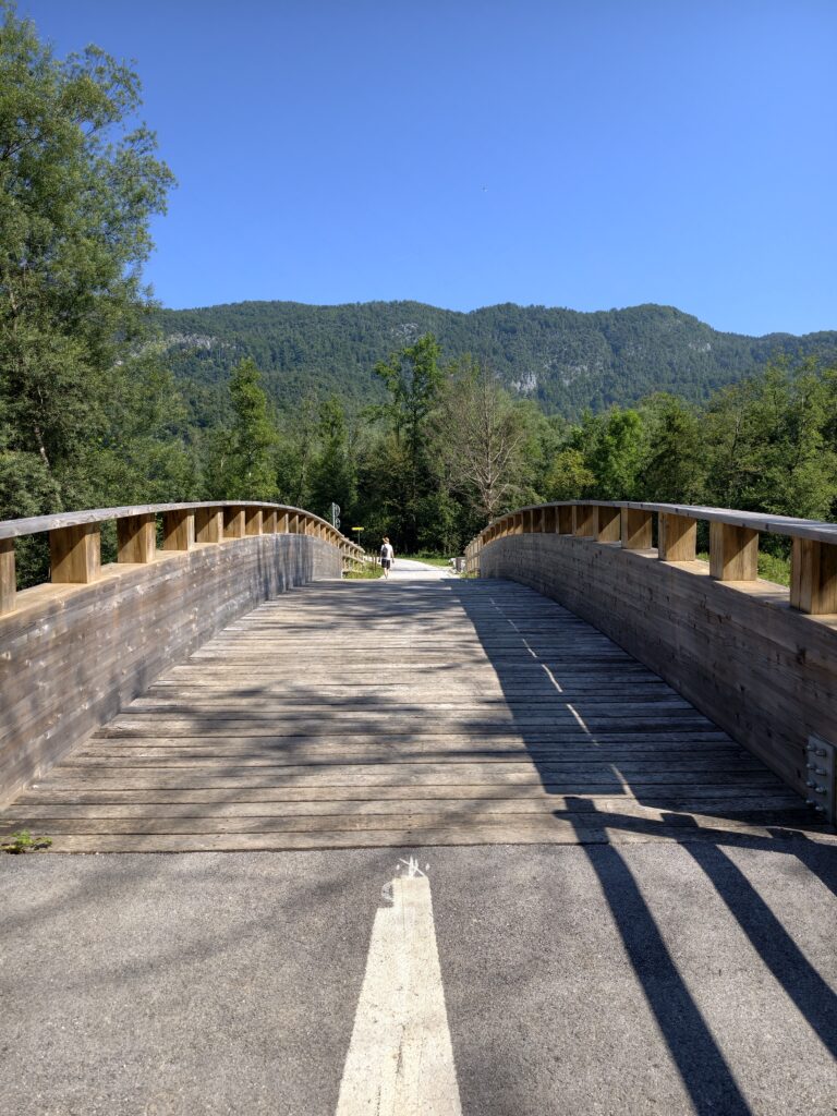 Drewniany most nad rzeką Sawa Bohinjka na trasie do wodospadu Grmečica