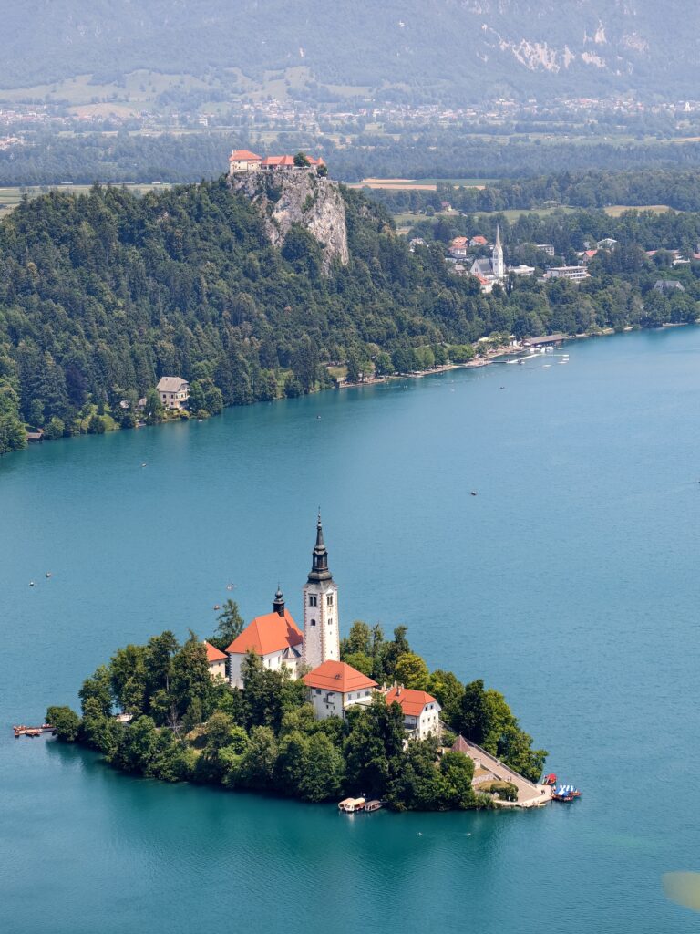 Zamek Bled na skalistym urwisku i wyspa z kościołem na jeziorze Bled