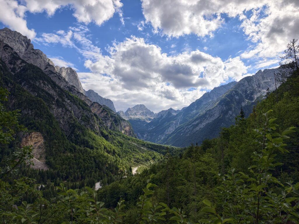 Panorama doliny Trenty z widoczną rzeką Soča i szczytami Alp Julijskich