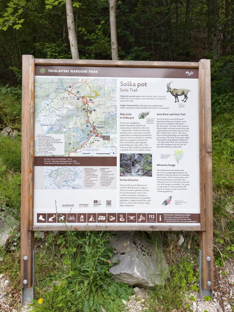 Tablica informacyjna Triglavskiego Parku Narodowego o szlaku Soška pot i źródle Soczy