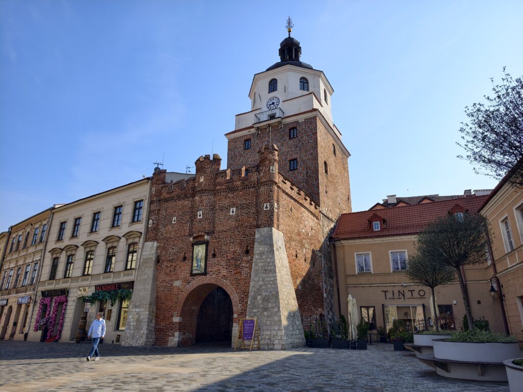 Brama Krakowska w Lublinie – ceglana, gotycka wieża z zegarem, symbol miasta i wejście na Stare Miasto
