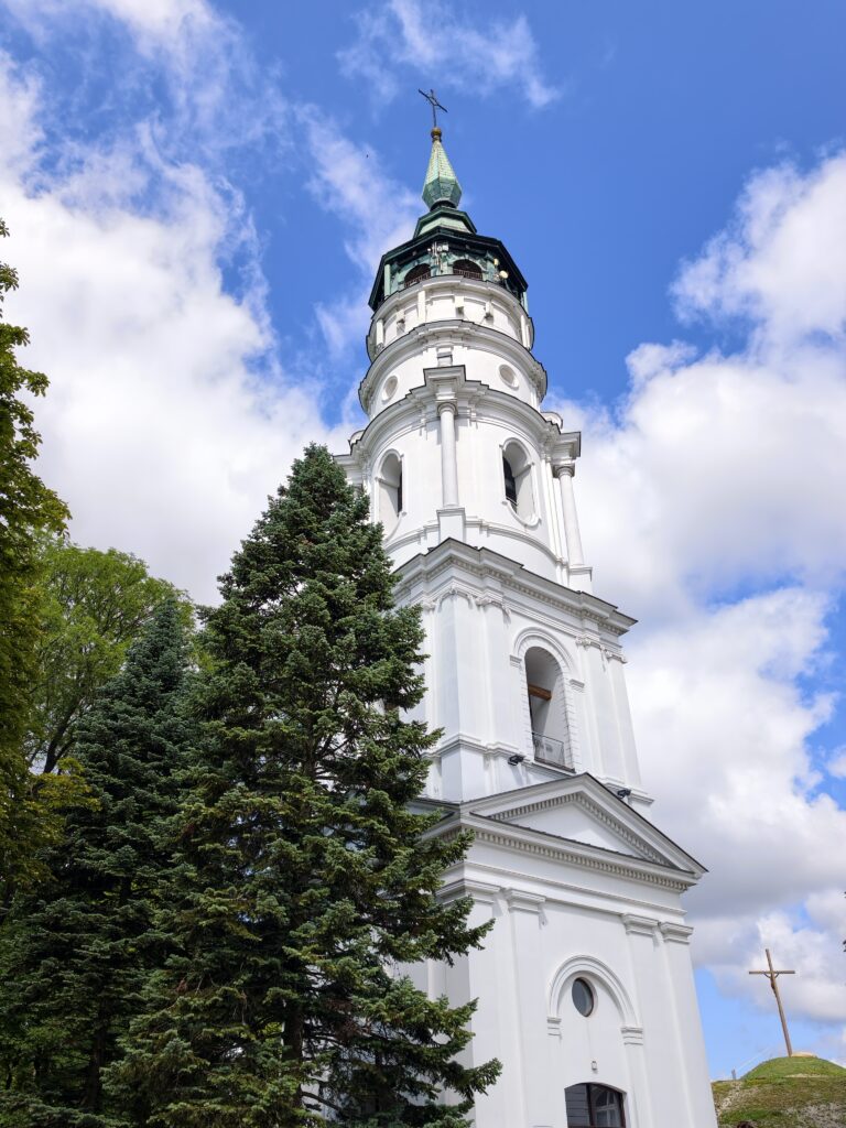 Wysoka, biała dzwonnica przy Bazylice na Górce Chełmskiej - najlepszy punkt widokowy na Chełm