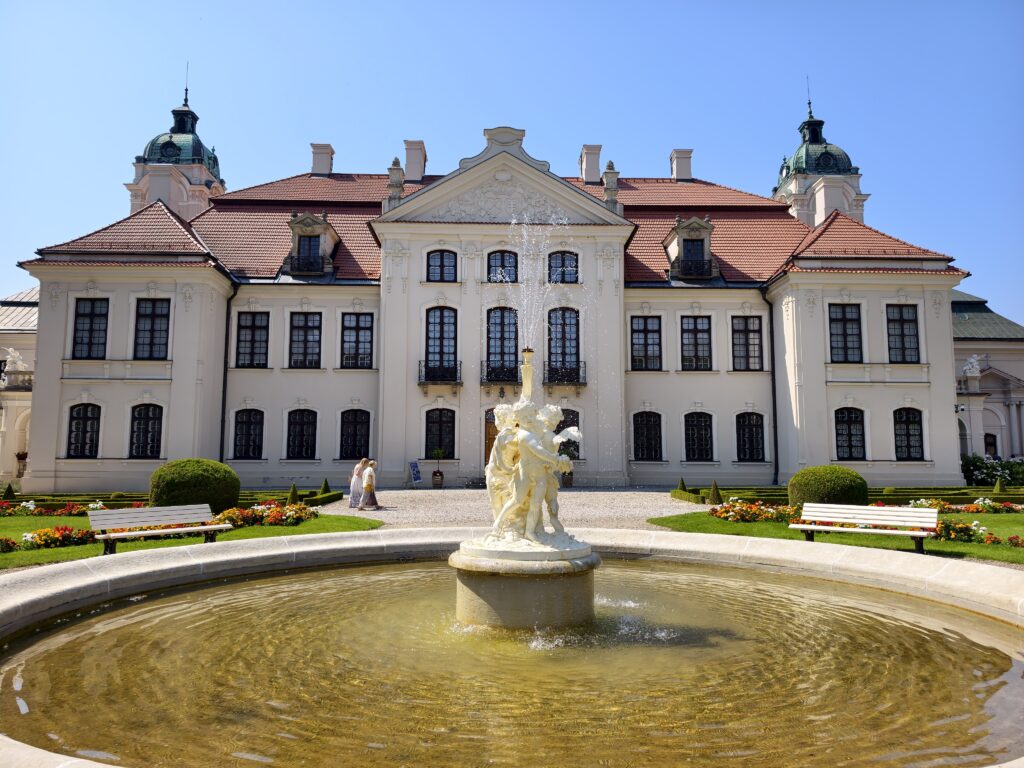 Fontanna z rzeźbą puttów na tle głównej elewacji Pałacu w Kozłówce