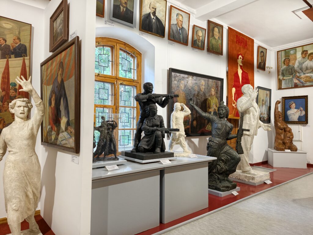 Portrety przywódców komunistycznych i rzeźby propagandowe w Galerii Sztuki Socrealizmu w Kozłówce