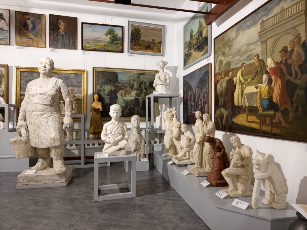 Rzeźby i obrazy w Galerii Sztuki Socrealizmu w Pałacu w Kozłówce
