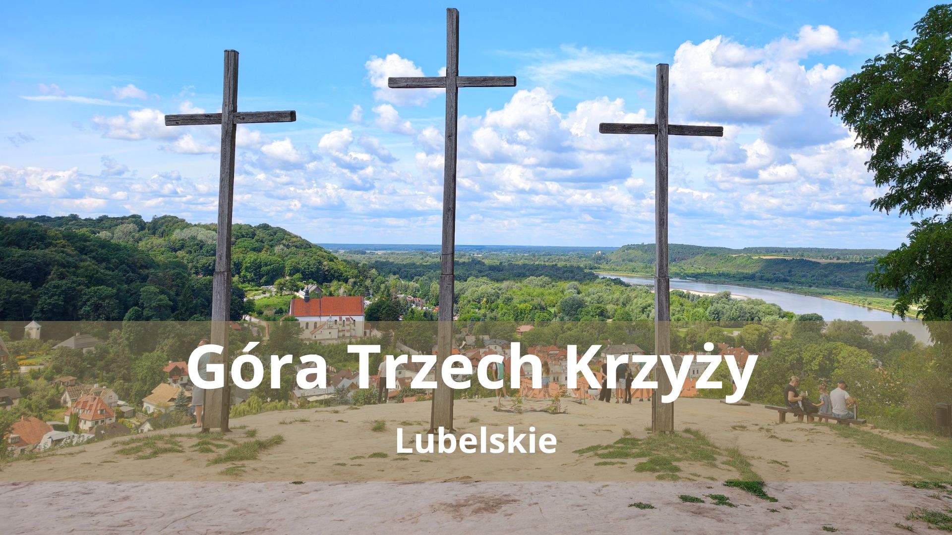Widok z Góry Trzech Krzyży na panoramę Kazimierza Dolnego, rzekę Wisłę i kościół farny w tle