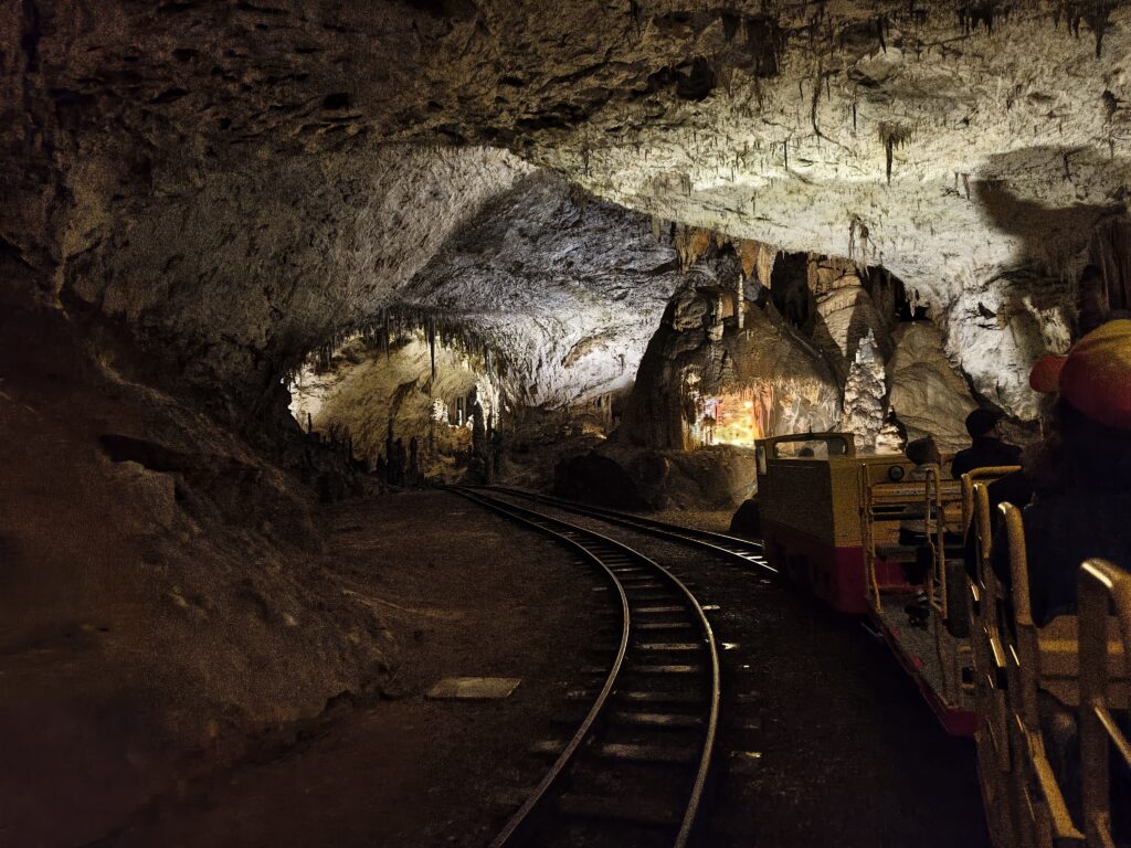 Kolejka podziemna w Jaskini Postojna wjeżdżająca w skalny tunel