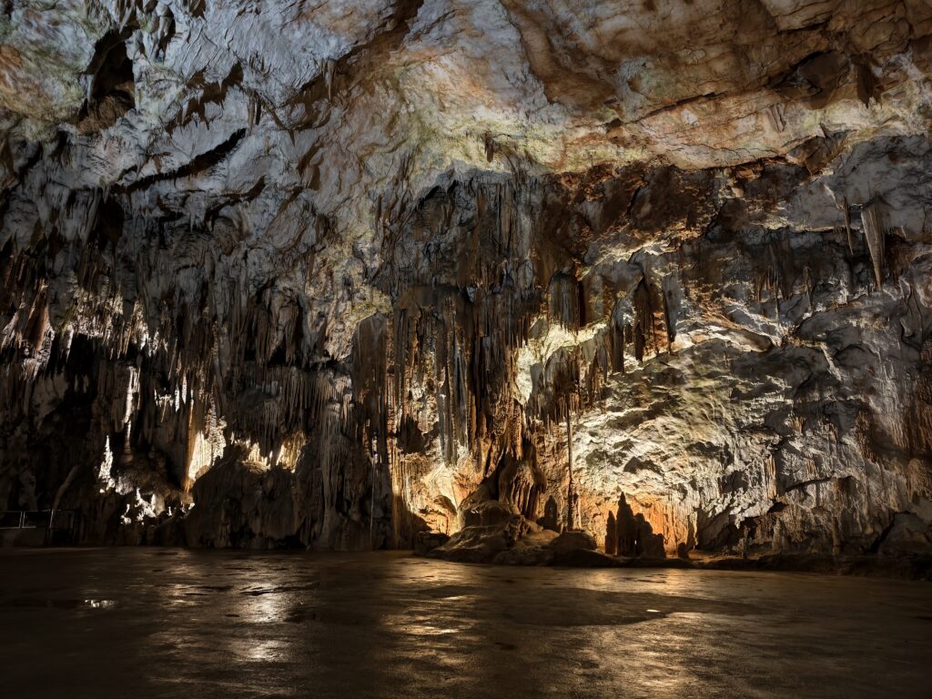 Sala Koncertowa w Jaskini Postojna z podświetlonymi ścianami
