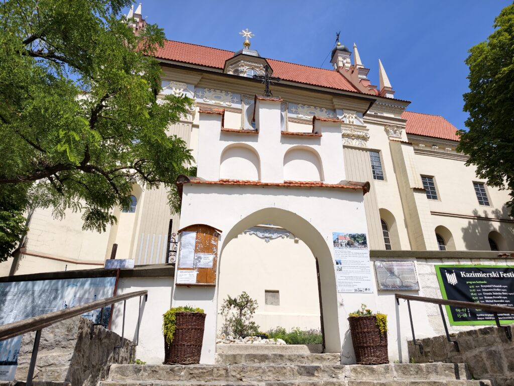 Barokowa fasada Kościoła Farnego św. Jana Chrzciciela w Kazimierzu Dolnym z kamiennymi schodami