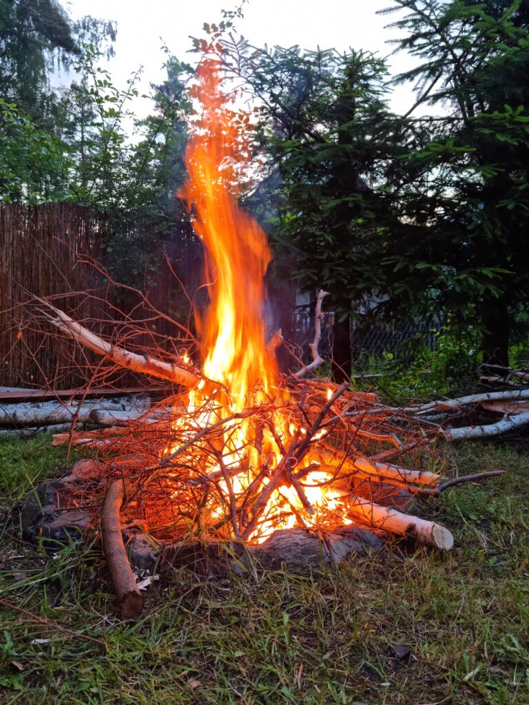 Wieczorne ognisko w Kotkowie koło Ostródy