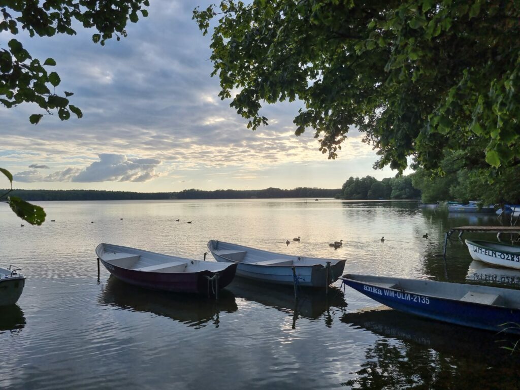 Łodzie na jeziorze o zachodzie słońca w Kotkowie