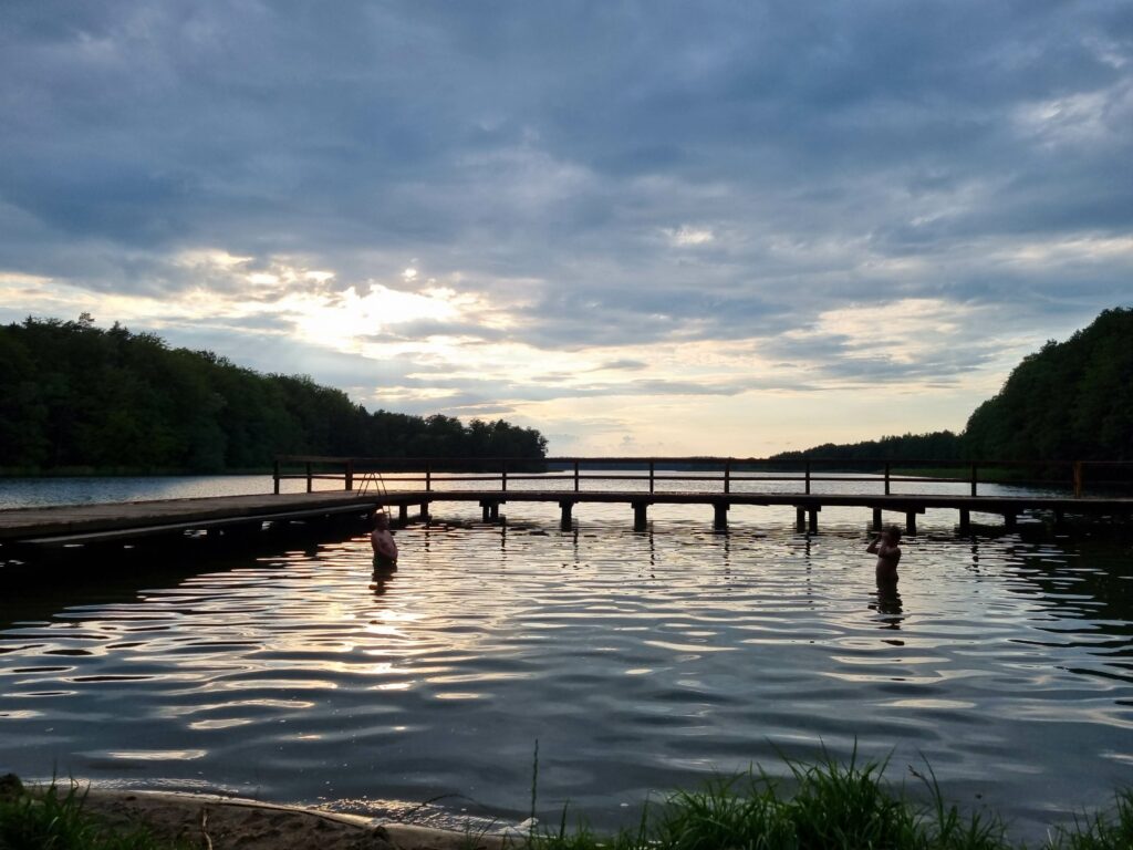Wieczorna kąpiel przy pomoście w Kotkowie, Warmia