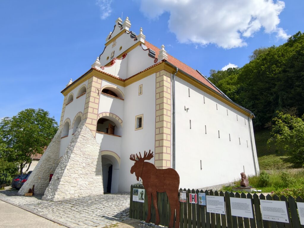 Zabytkowy biały budynek z czerwonym dachem, oddział Muzeum Nadwiślańskiego w Kazimierzu Dolnym