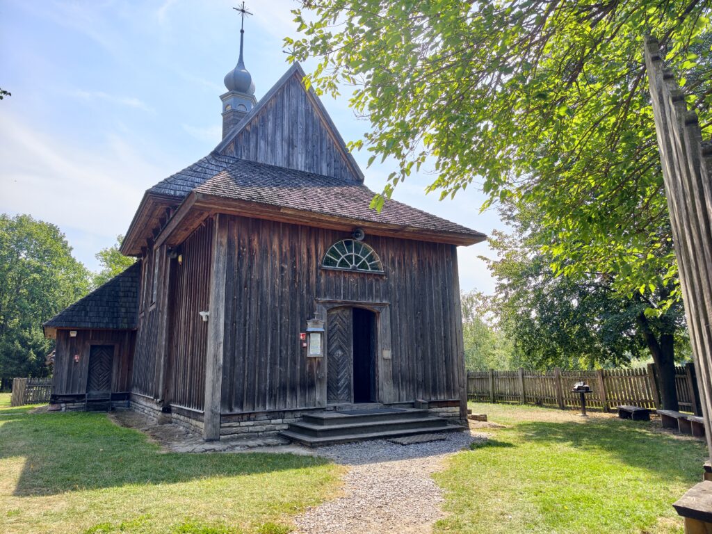 Drewniana cerkiew z Tarnoszyna z charakterystyczną kopułą, jeden z obiektów sektora Roztocza w Muzeum Wsi Lubelskiej
