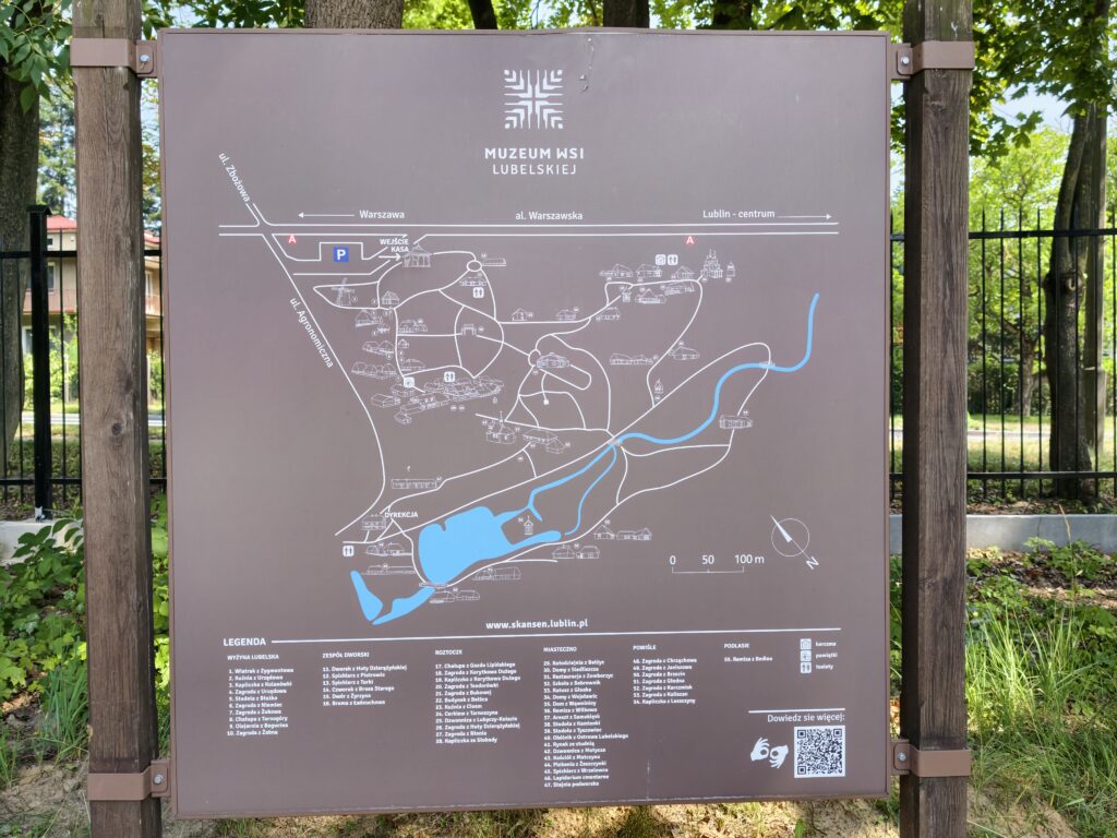 Tablica z mapą Muzeum Wsi Lubelskiej pokazująca podział na sektory: Wyżynę Lubelską, Roztocze, Powiśle, Podlasie oraz część dworską i miasteczkową