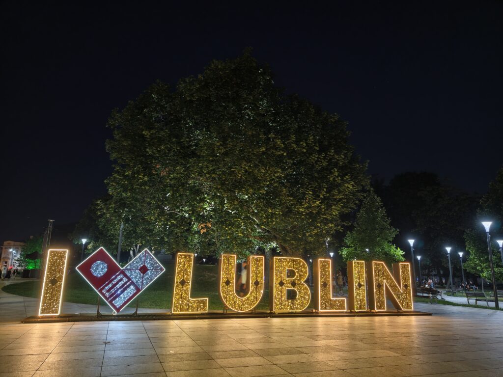 Podświetlony napis „I Love Lublin” ustawiony pod drzewem na Placu Litewskim w Lublinie