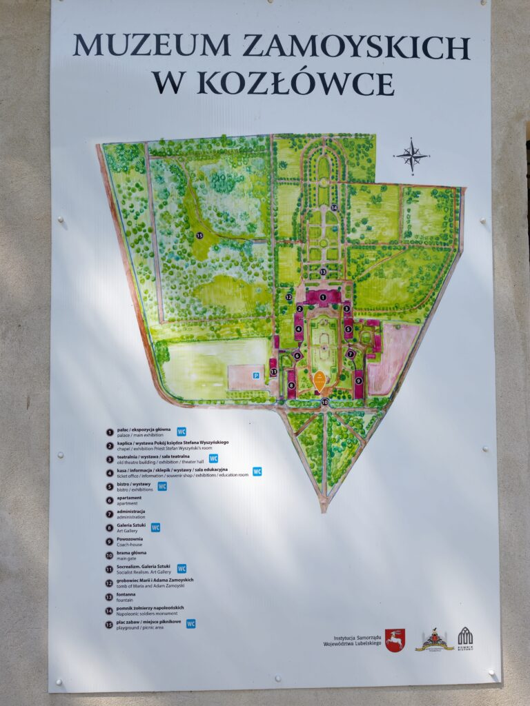 Tablica informacyjna z planem zespołu pałacowo-parkowego Muzeum Zamoyskich w Kozłówce