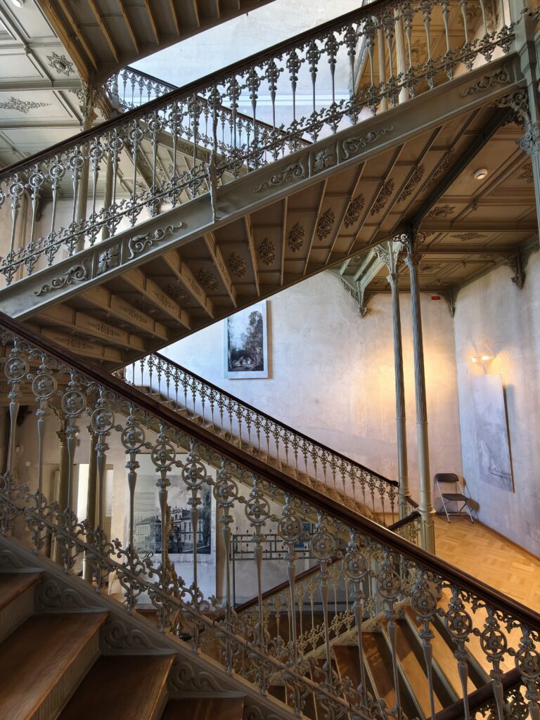 Detal żeliwnej balustrady na klatce schodowej w Pałacu Czartoryskich w Puławach