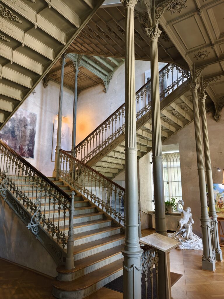 Zabytkowa żeliwna klatka schodowa w Muzeum Czartoryskich w Puławach