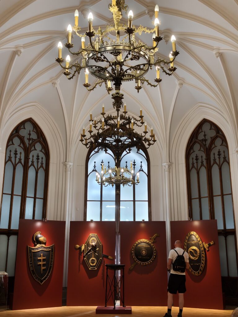Gotycka sala z żyrandolami i kolekcją tarcz herbowych w Muzeum Czartoryskich w Puławach
