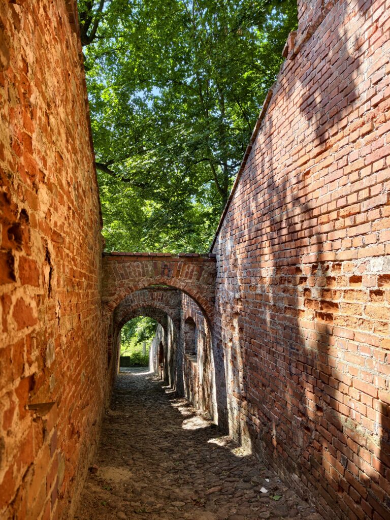 Ceglany, sklepiony korytarz Schodów Angielskich w Parku Czartoryskich w Puławach