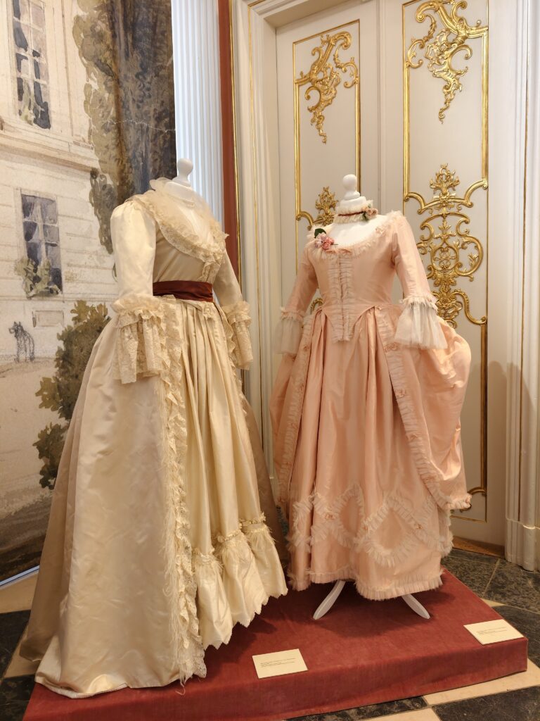 Zabytkowe suknie z epoki na wystawie w Muzeum Czartoryskich w Puławach