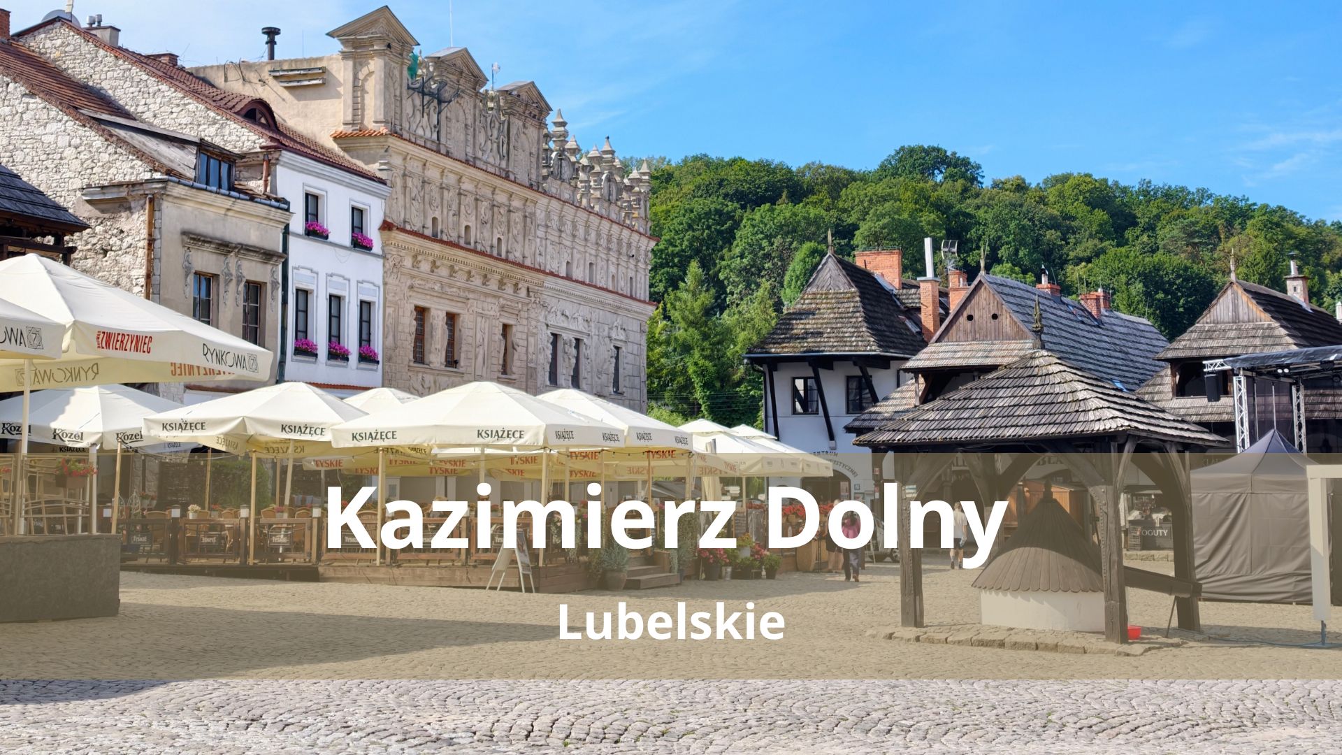 Rynek w Kazimierzu Dolnym z restauracyjnymi ogródkami i renesansową fasadą Kamienic Przybyłów w tle