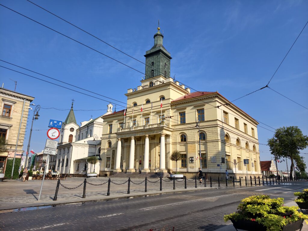 Klasycystyczny budynek Starego Ratusza w Lublinie z wieżą zegarową, widziany od strony Placu Łokietka
