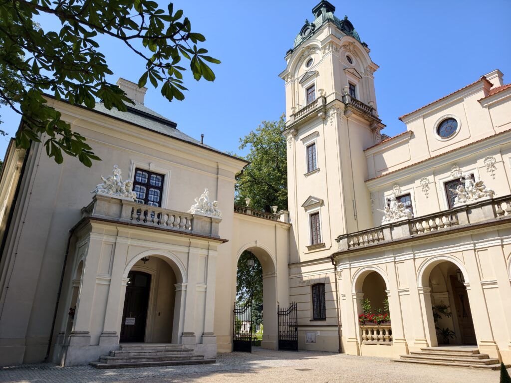 Barokowa wieża z zegarem i brama wjazdowa na dziedziniec Pałacu w Kozłówce